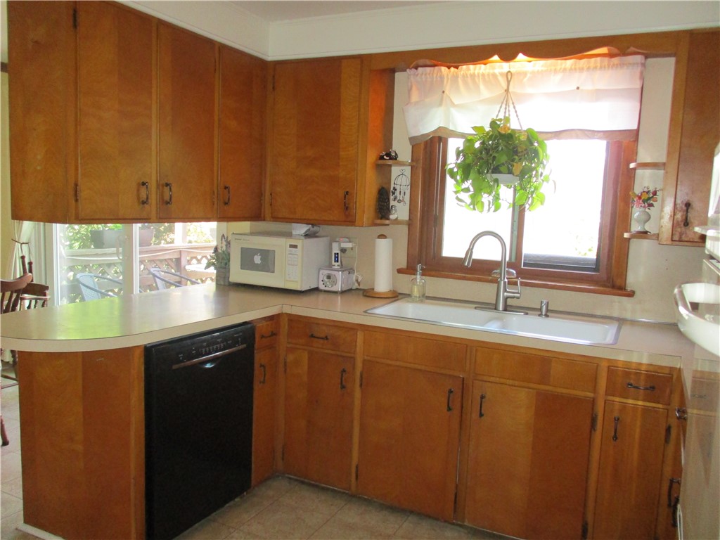 41 Thurman Street Warwick, RI 02888 - Photo 13 of 40