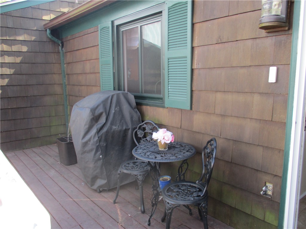 41 Thurman Street Warwick, RI 02888 - Photo 6 of 40