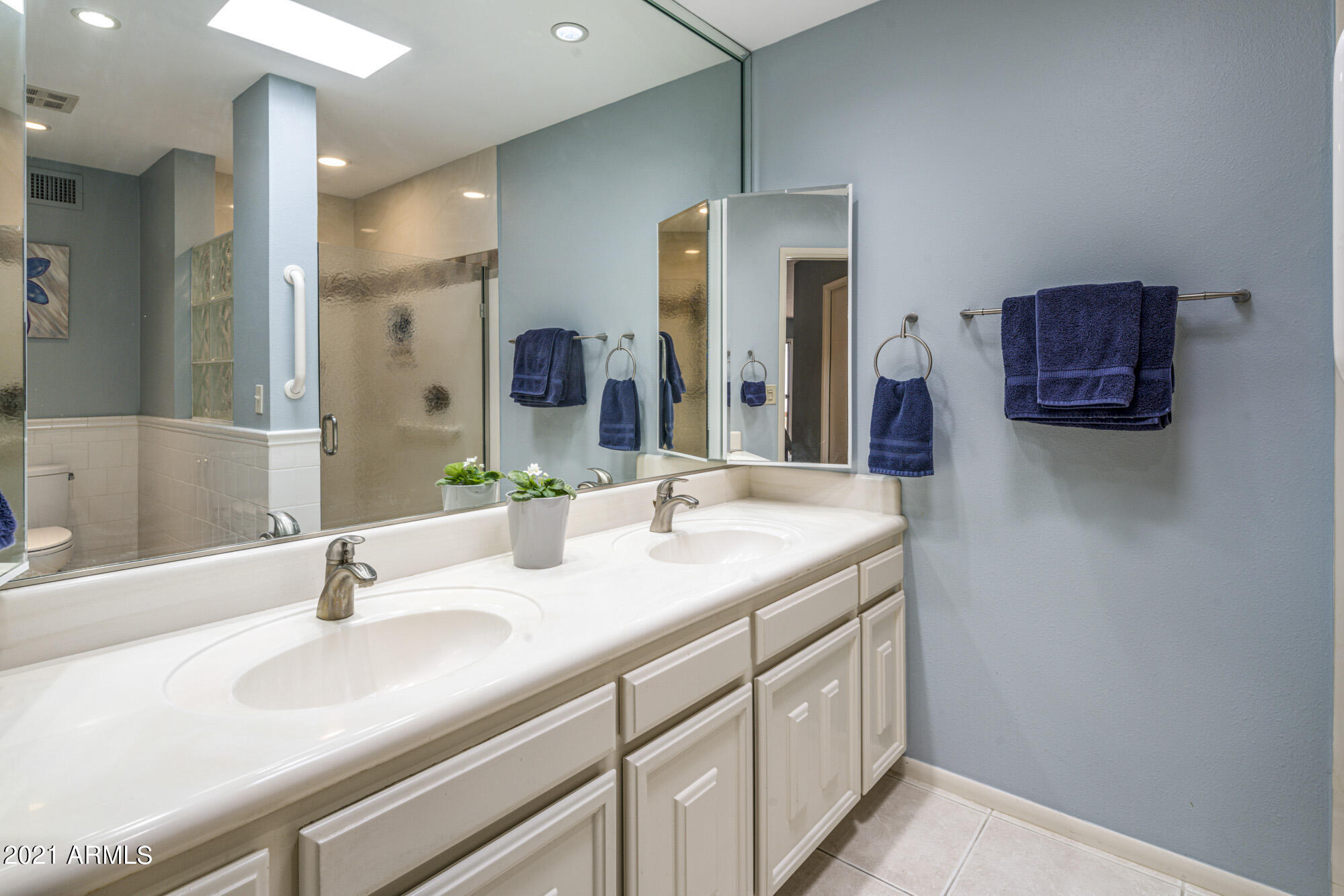 23 East Calavar Road Phoenix, AZ 85022 - Photo 14 of 35 Primary Bathroom