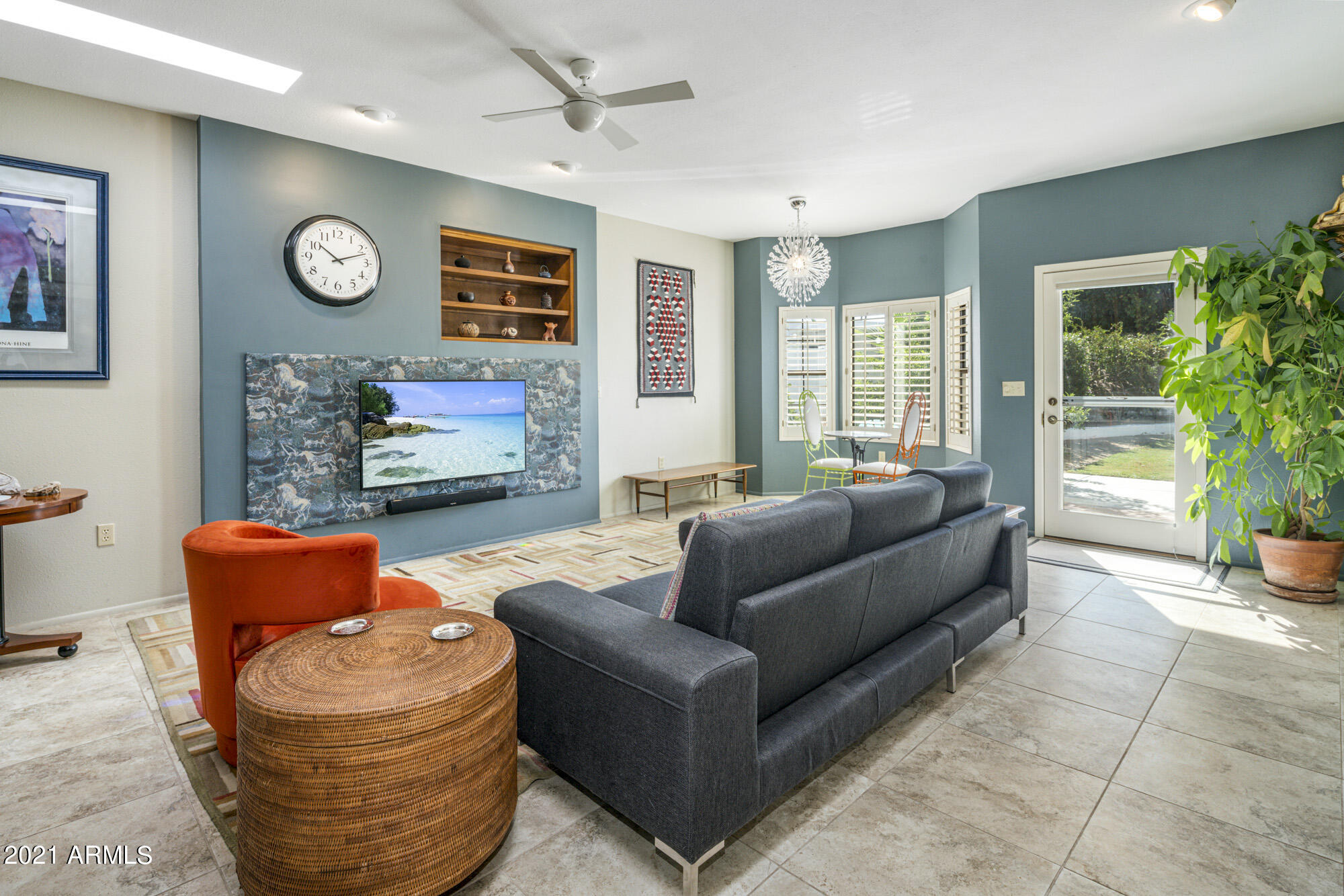 23 East Calavar Road Phoenix, AZ 85022 - Photo 5 of 35 Living Room