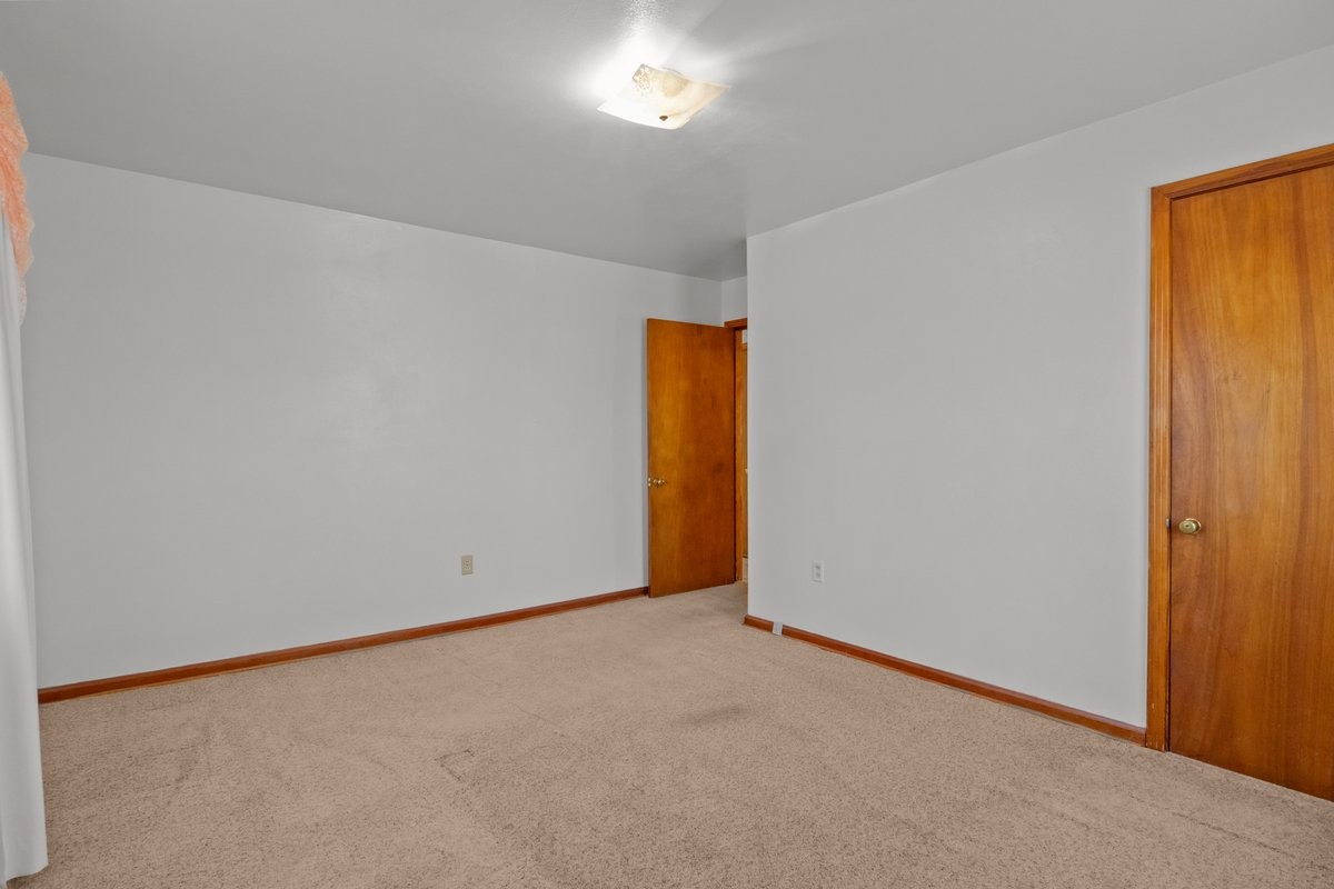 2138 River Road Clarksville, TN 37040 - Photo 14 of 27 an empty room with a empty space and a window