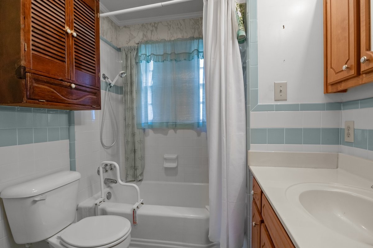 2138 River Road Clarksville, TN 37040 - Photo 15 of 27 a bathroom with a sink and bathtub