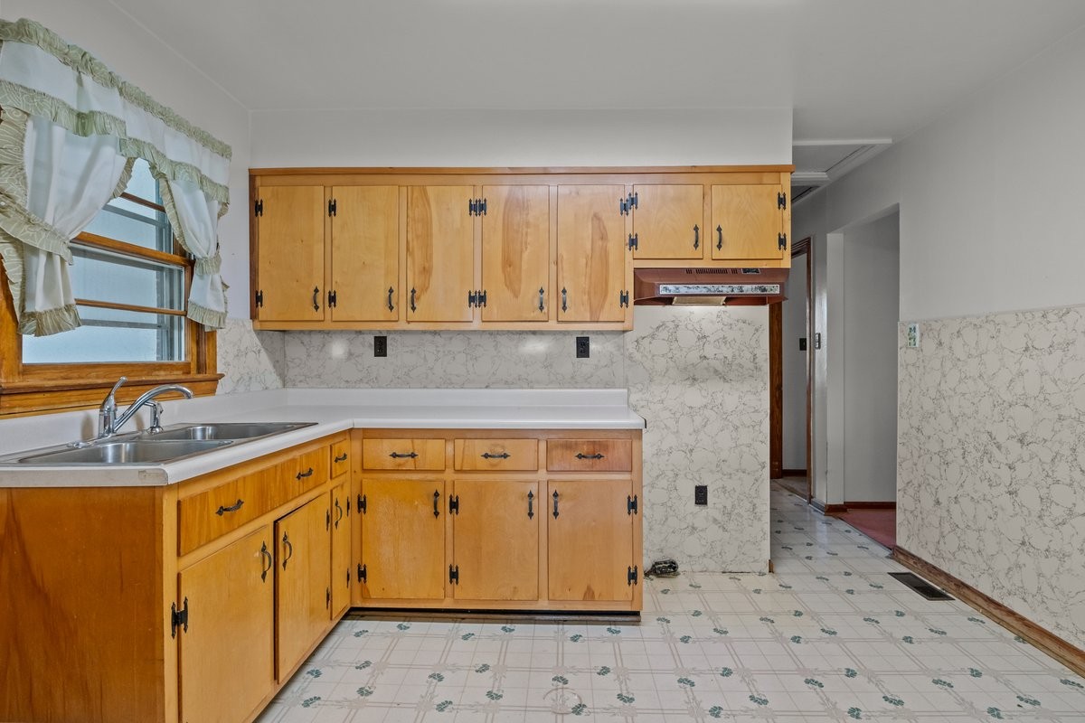 2138 River Road Clarksville, TN 37040 - Photo 5 of 27 a kitchen with stainless steel appliances granite countertop a sink stove and refrigerator