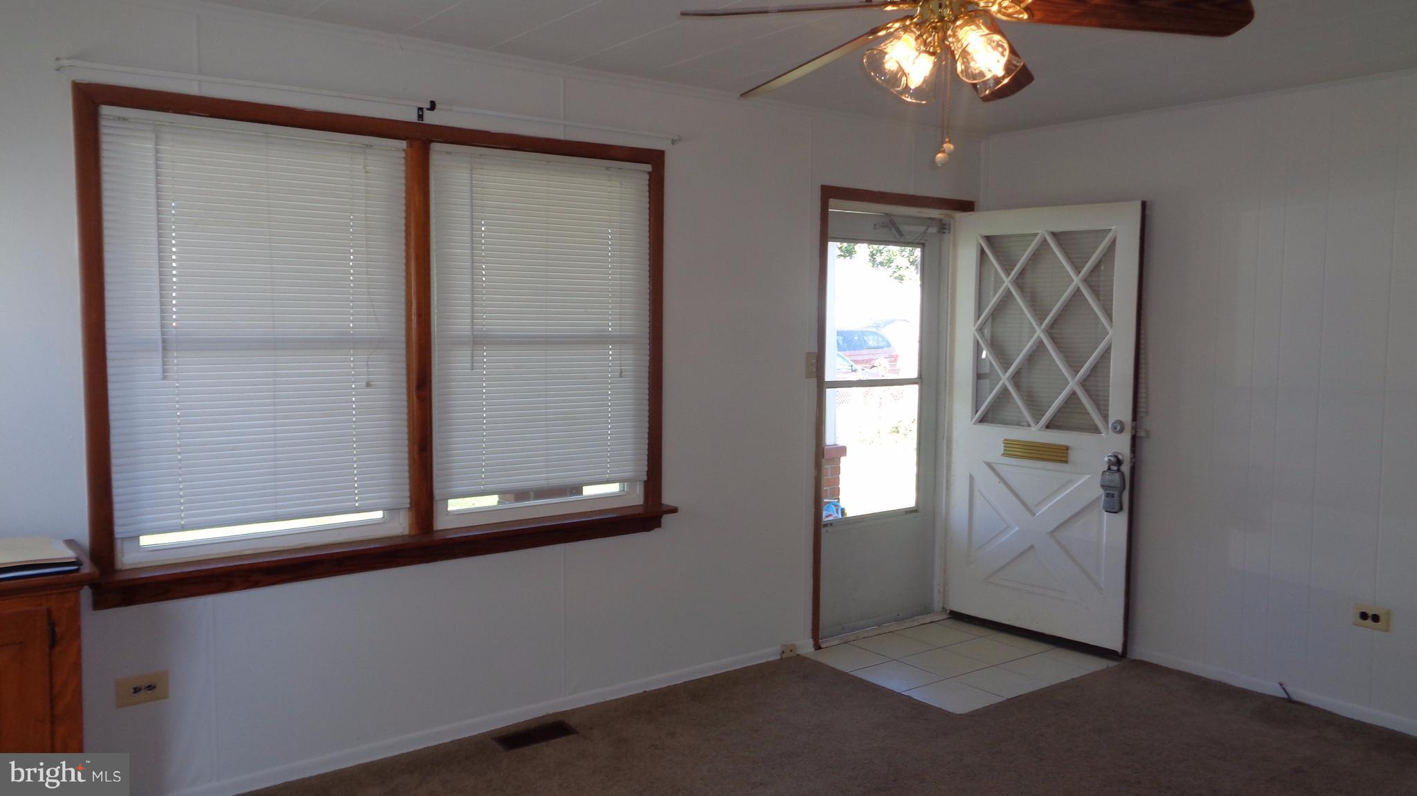 1725 Glen Curtis Road Baltimore, MD 21221 - Photo 2 of 22 Living Room