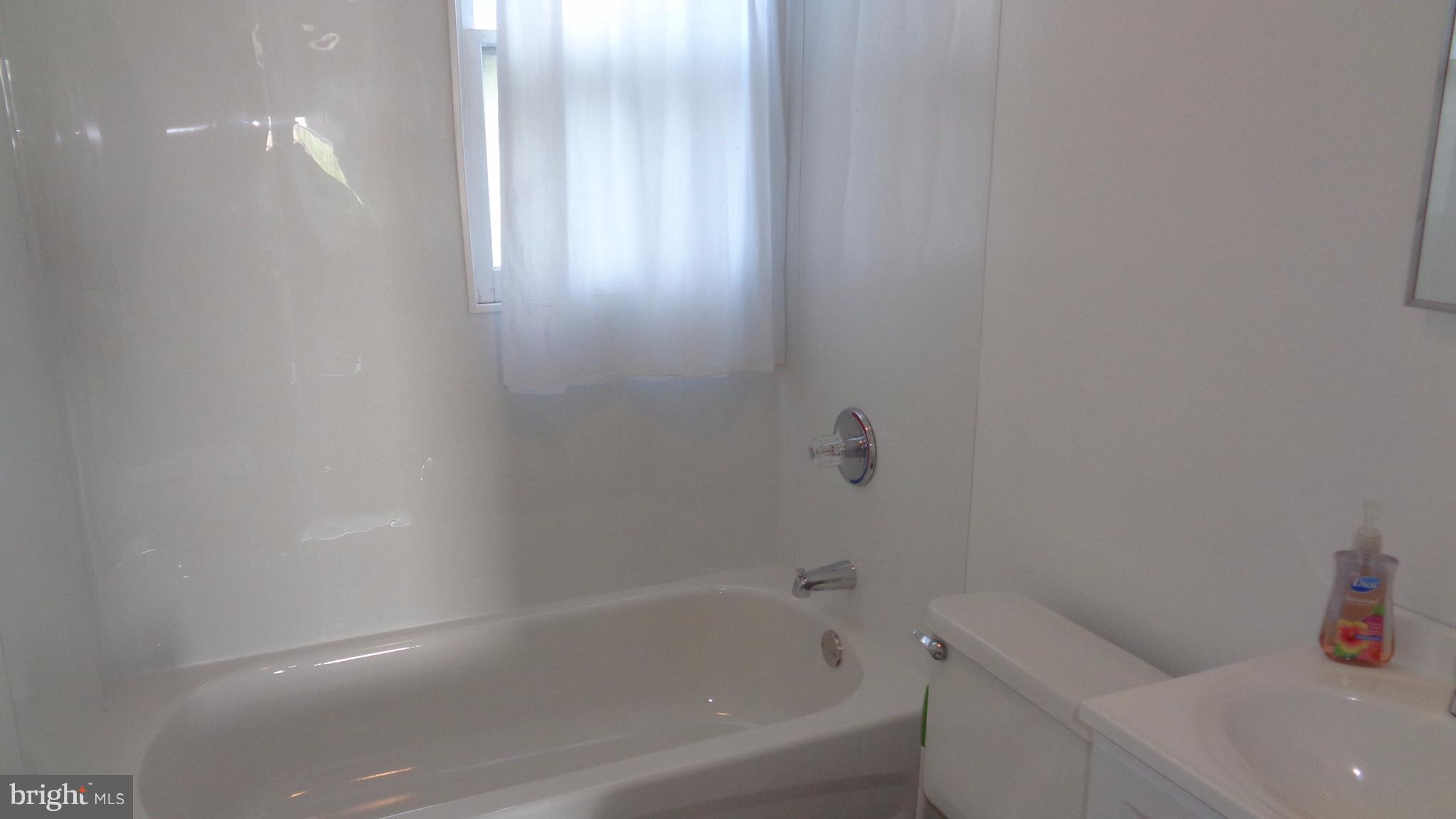 1725 Glen Curtis Road Baltimore, MD 21221 - Photo 12 of 22 Bath