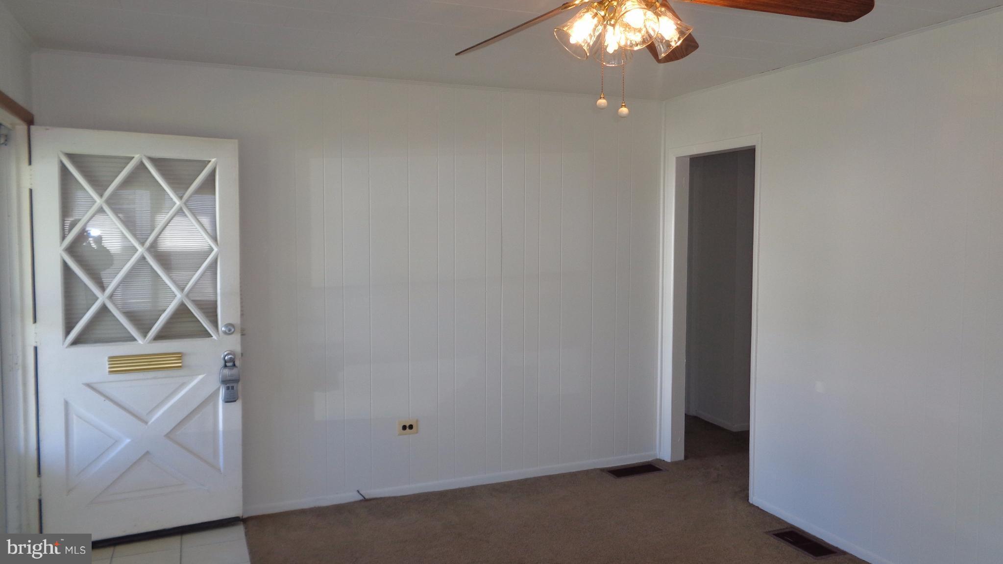 1725 Glen Curtis Road Baltimore, MD 21221 - Photo 3 of 22 Living Room