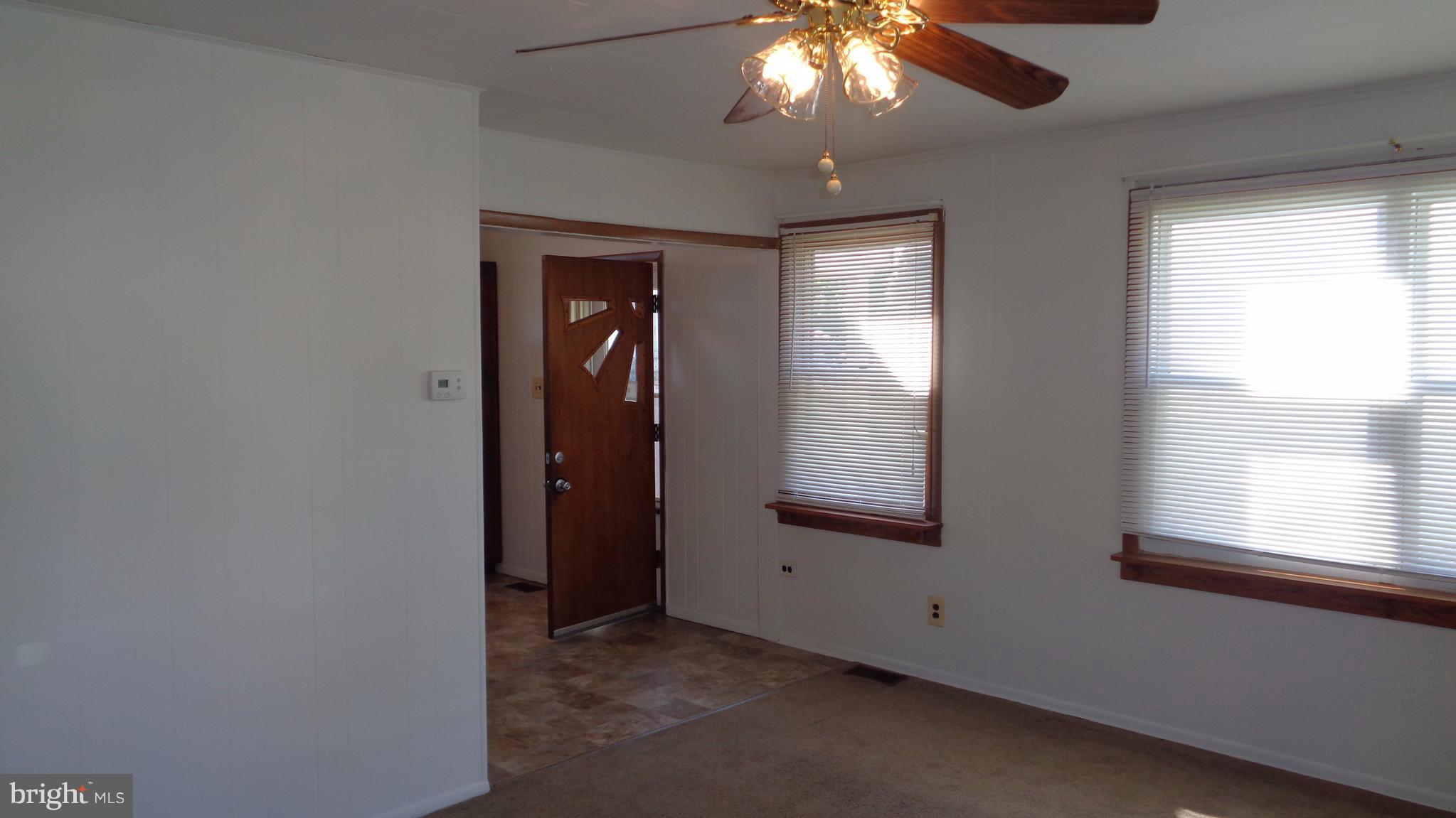 1725 Glen Curtis Road Baltimore, MD 21221 - Photo 4 of 22 Living Room