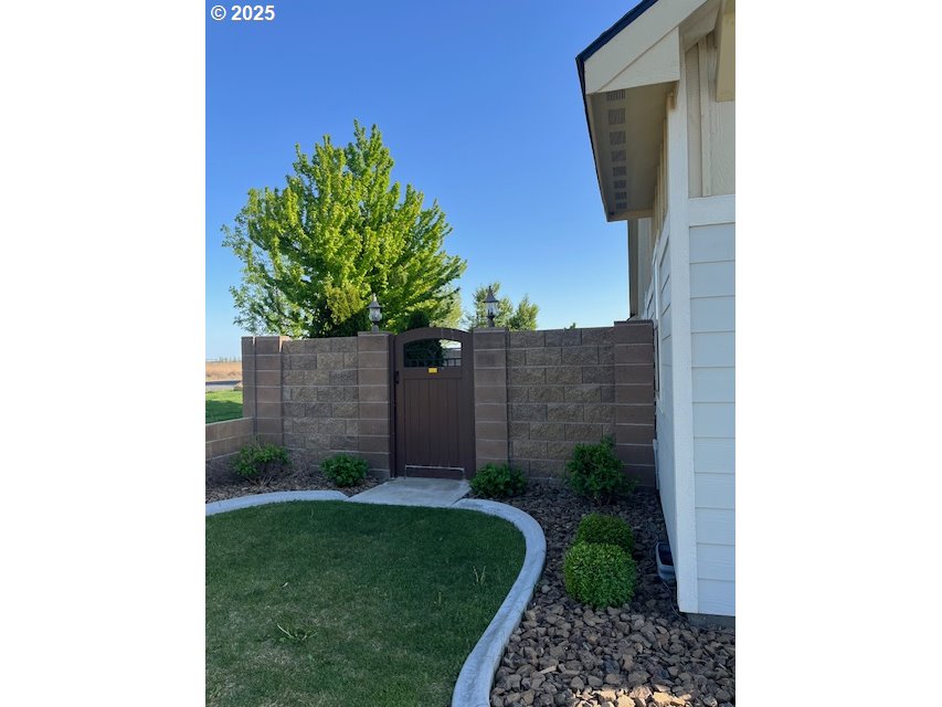 101 Rome Street Boardman, OR 97818 - Photo 3 of 32