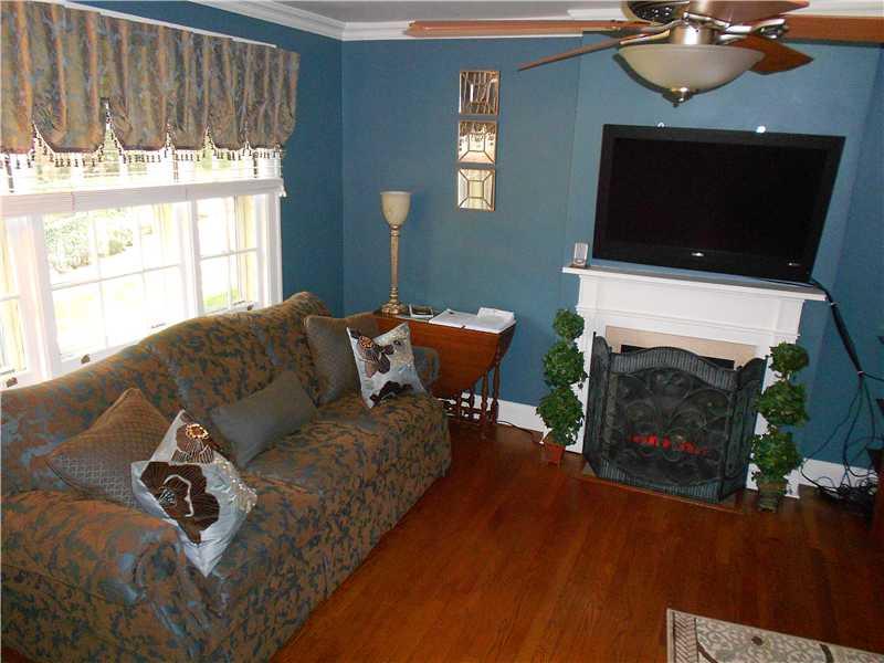 417 Olympia Road Pittsburgh, PA 15211 - Photo 7 of 25 Living Room.