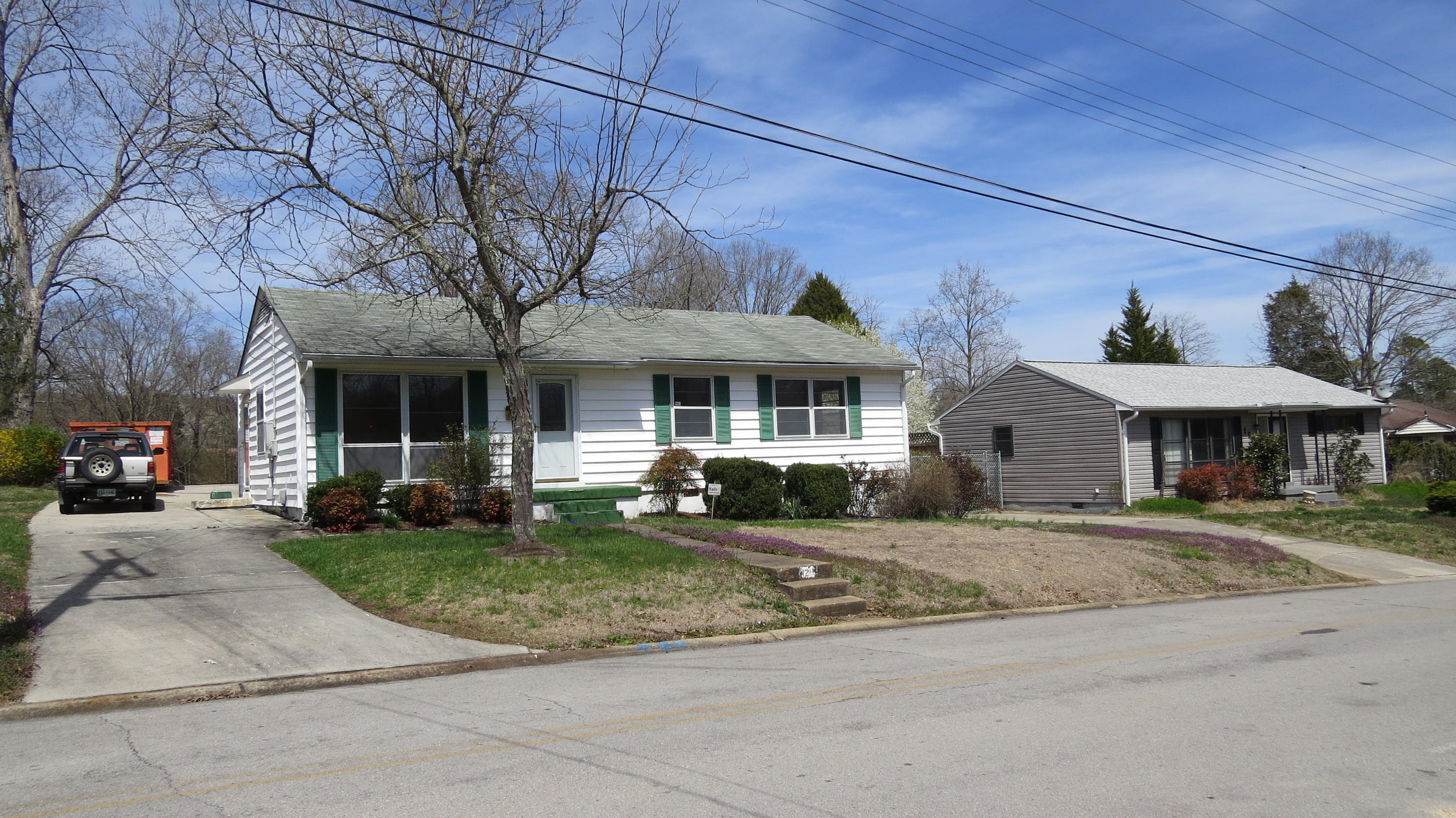 129 East Arrowwood Road Oak Ridge, TN 37830 - Photo 2 of 7 129 E Arrowwood Rd Front Drive David Poz