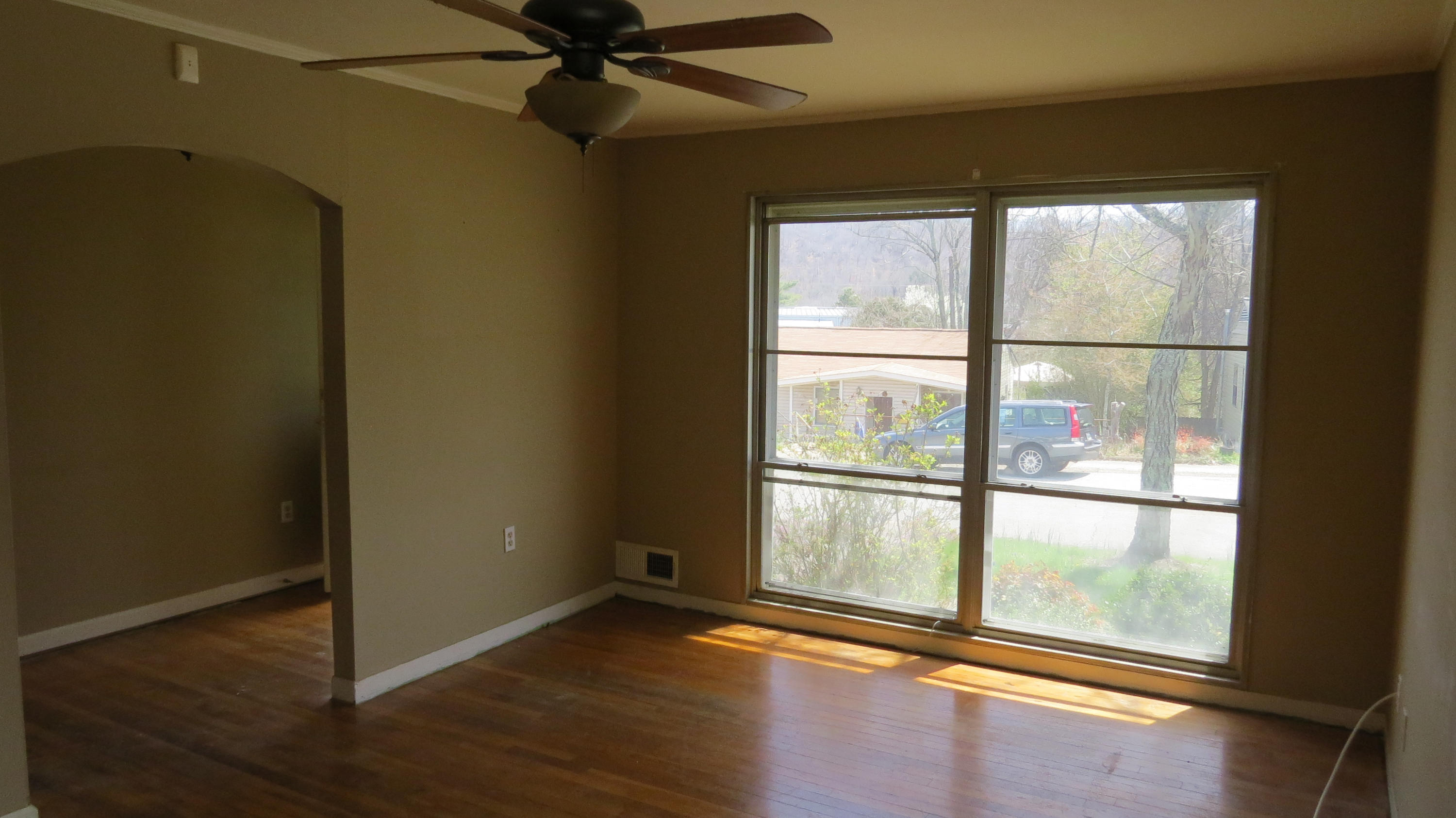 129 East Arrowwood Road Oak Ridge, TN 37830 - Photo 3 of 7 129 E Arrowwood Rd Living Room David Poz