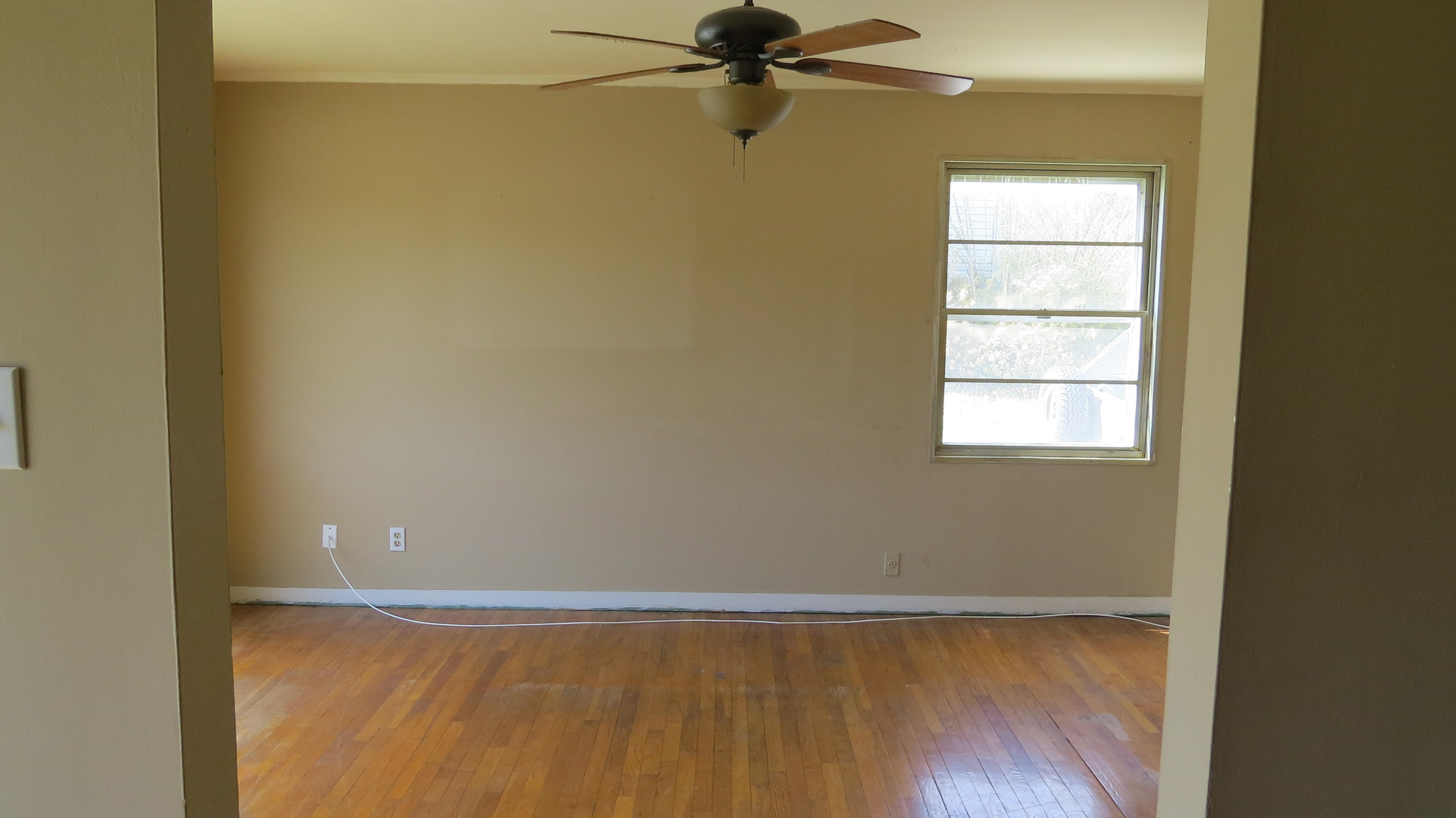 129 East Arrowwood Road Oak Ridge, TN 37830 - Photo 4 of 7 129 E Arrowwood Rd Front Room David Pozy