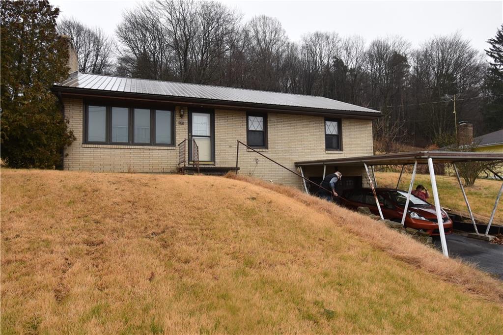 a view of a house with backyard
