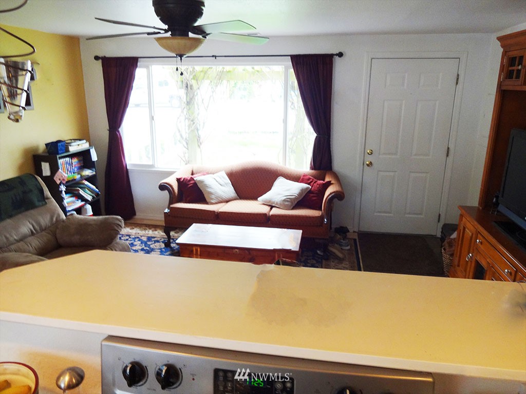 3918 Northeast 6th Place Renton, WA 98056 - Photo 4 of 22 Gallery Image 4