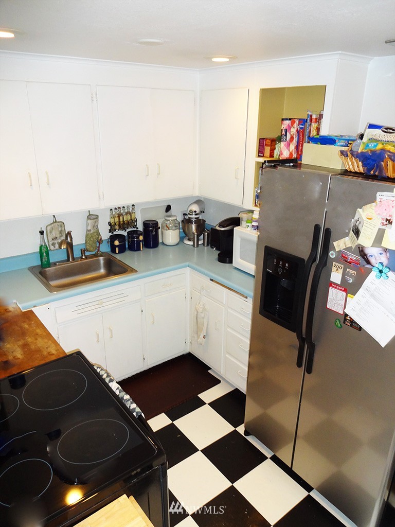 3918 Northeast 6th Place Renton, WA 98056 - Photo 5 of 22 Gallery Image 5