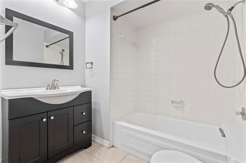 11511 113th Street, Unit 4F Largo, FL 33778 - Photo 17 of 30 a bathroom with a bath tub a sink and mirror