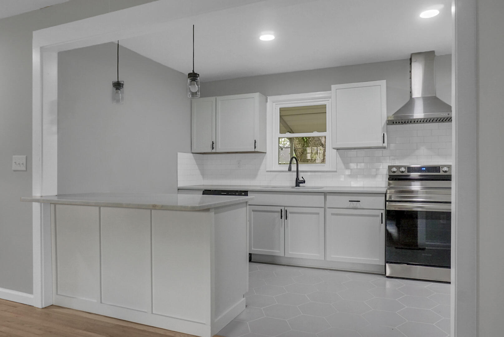 1775 Dogwood Road Charleston, SC 29414 - Photo 7 of 31 DSC07386