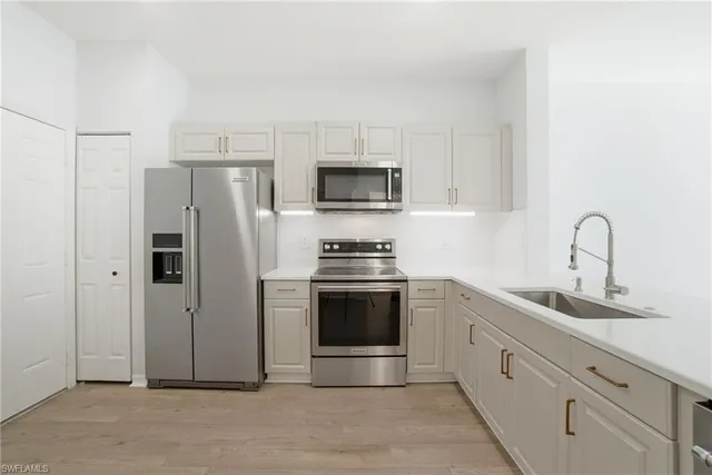 a view of a chandelier fan and entryway