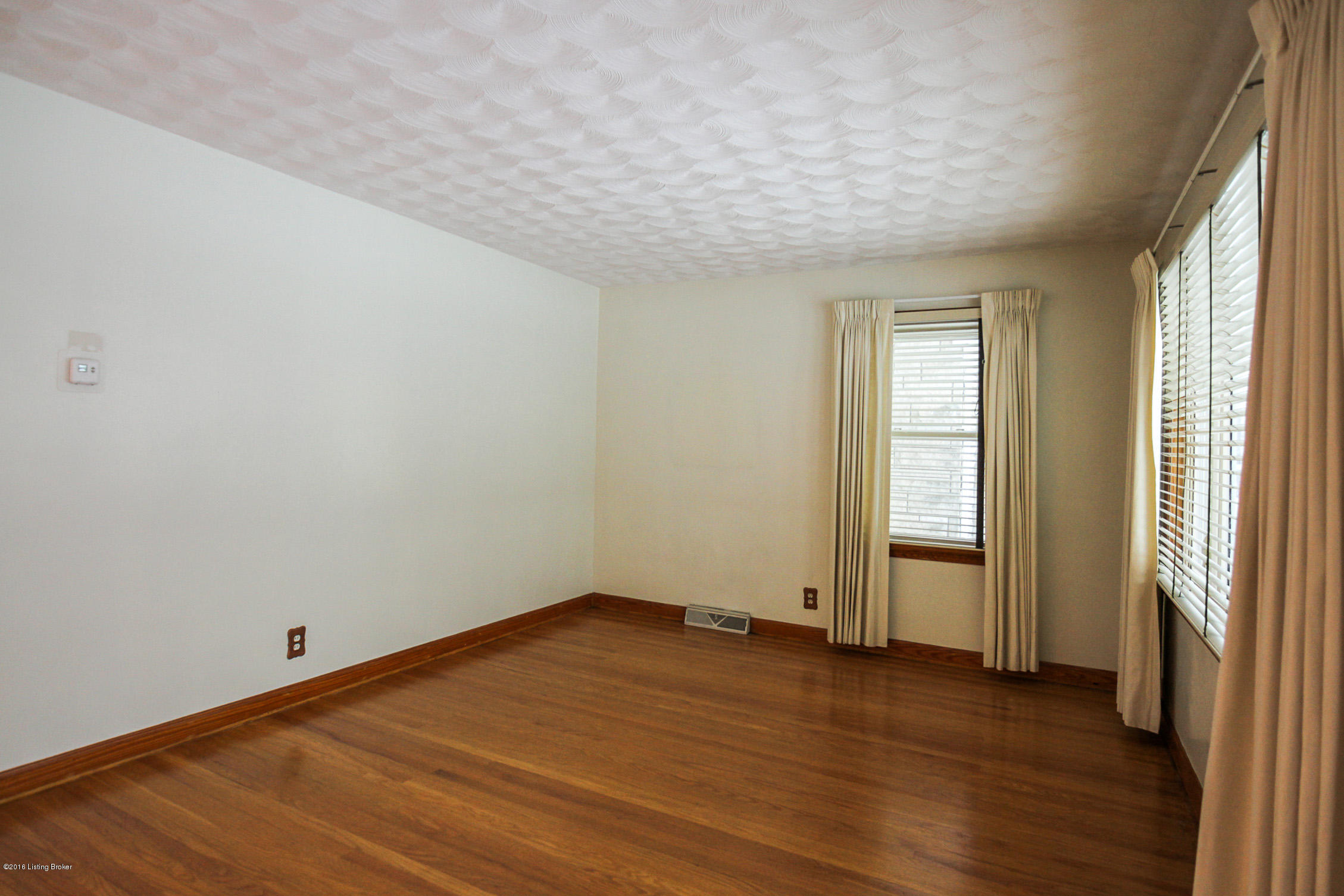 9107 Chenault Road Louisville, KY 40258 - Photo 8 of 35 0017