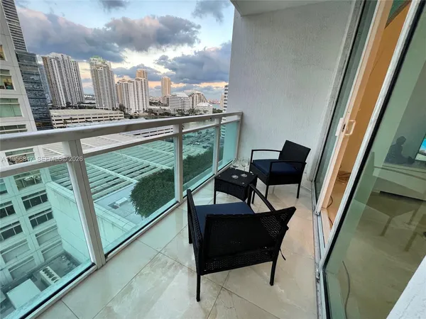 $3,150 | 950 Brickell Bay Drive, Unit 1402, Miami, FL 33131