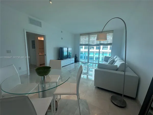 $3,150 | 950 Brickell Bay Drive, Unit 1402, Miami, FL 33131