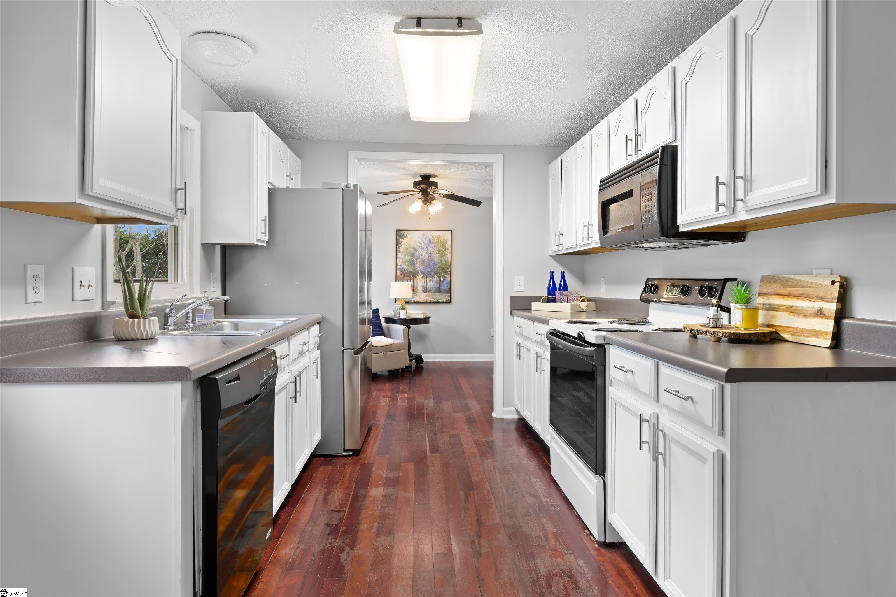 79 Wofford Road Taylors, SC 29687 - Photo 2 of 30