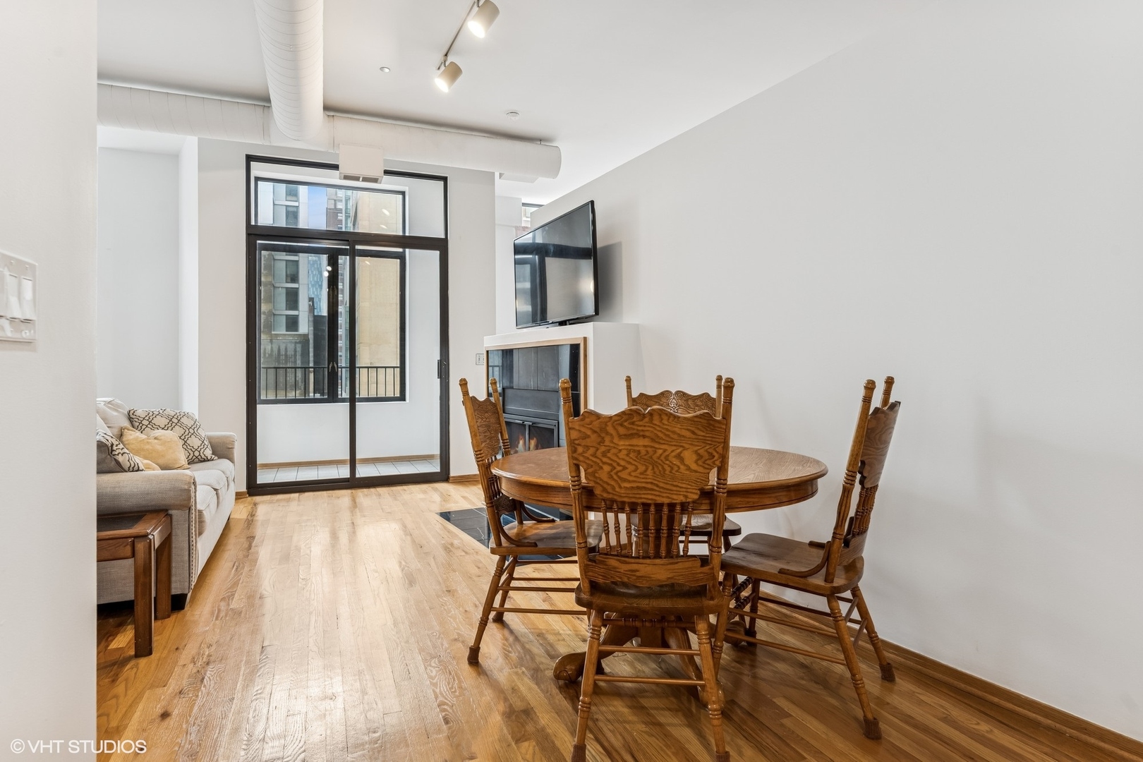 910 South Michigan Avenue, Unit 710 Chicago, IL 60605 - Photo 7 of 17 a dining room with furniture and window