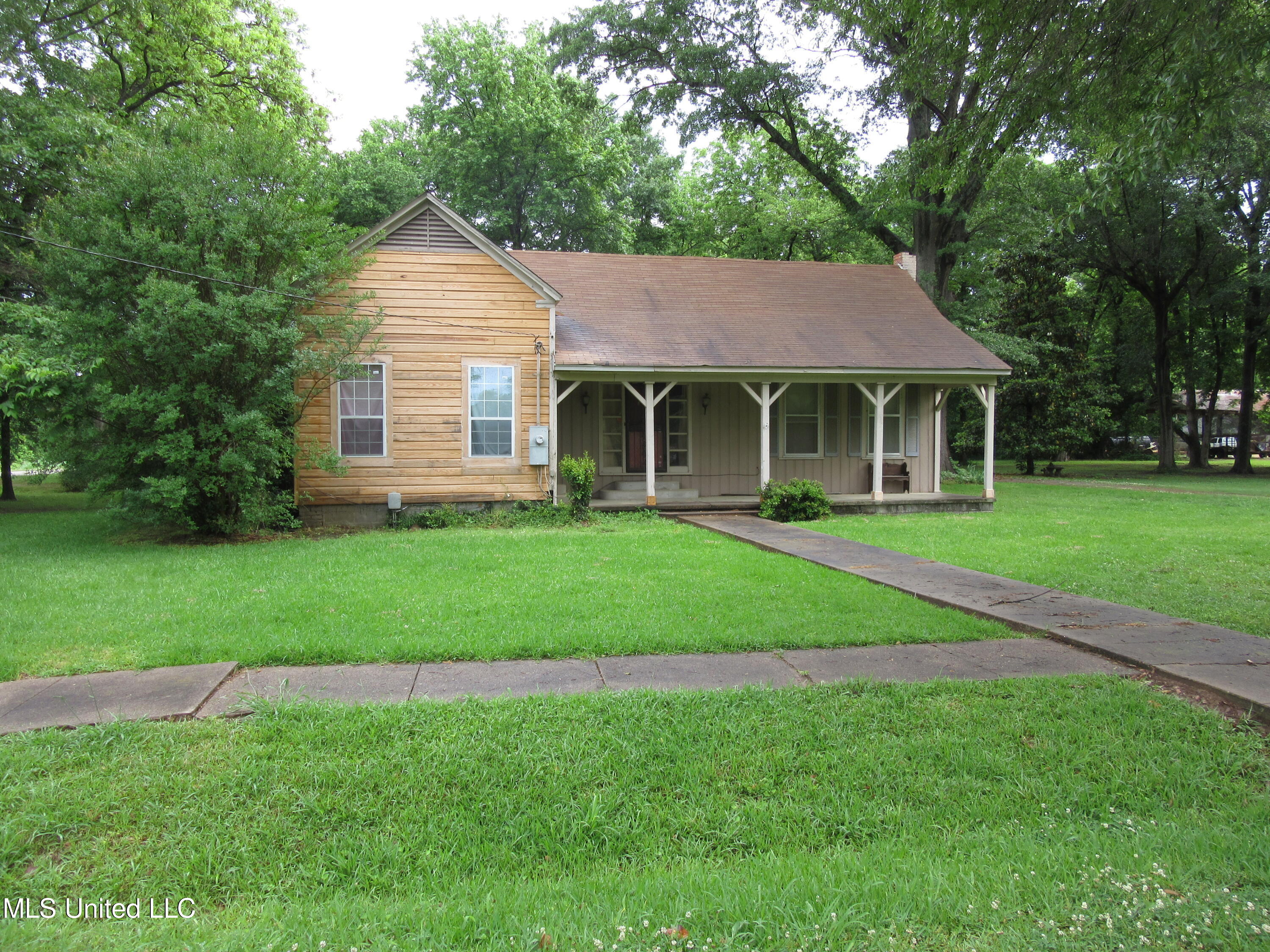 706 6th Street Inverness, MS 38753 - Photo 1 of 17 Front of home