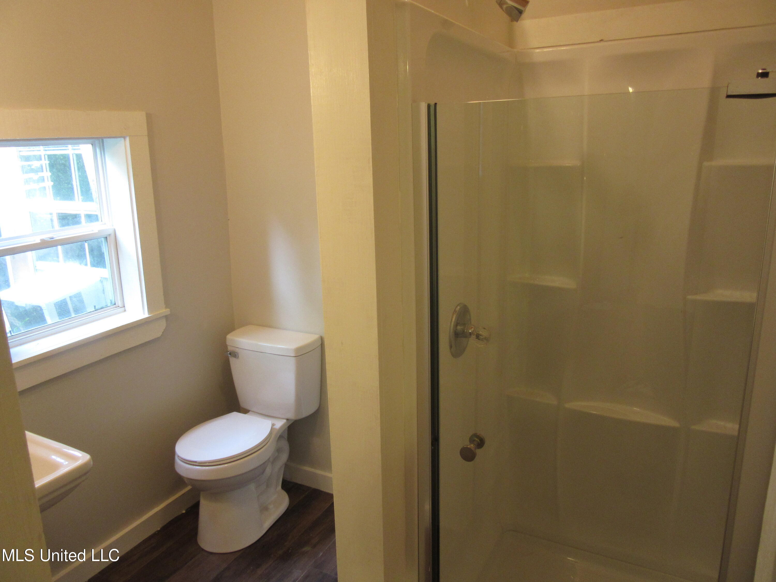 706 6th Street Inverness, MS 38753 - Photo 11 of 17 master bathroom
