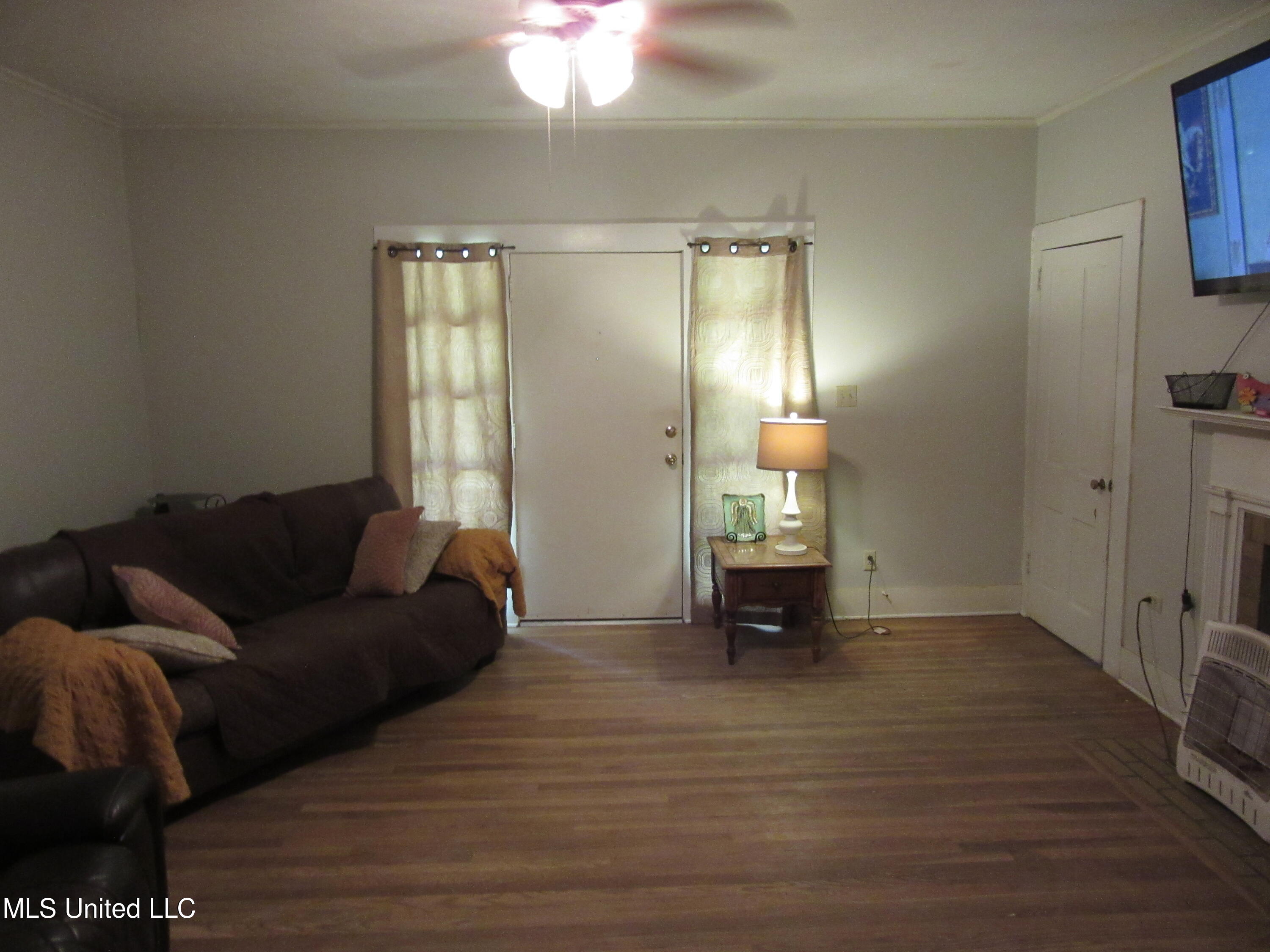706 6th Street Inverness, MS 38753 - Photo 8 of 17 living room