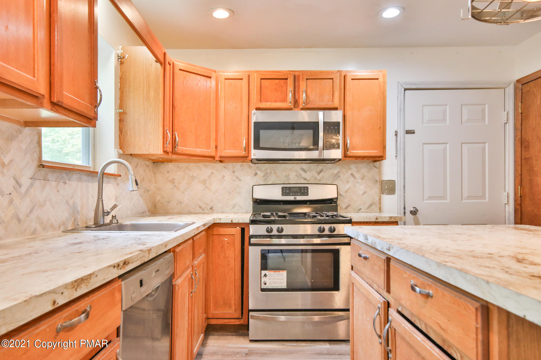4405 East Pine Ridge Bushkill, PA 18324 - Photo 4 of 39 0A5A7197