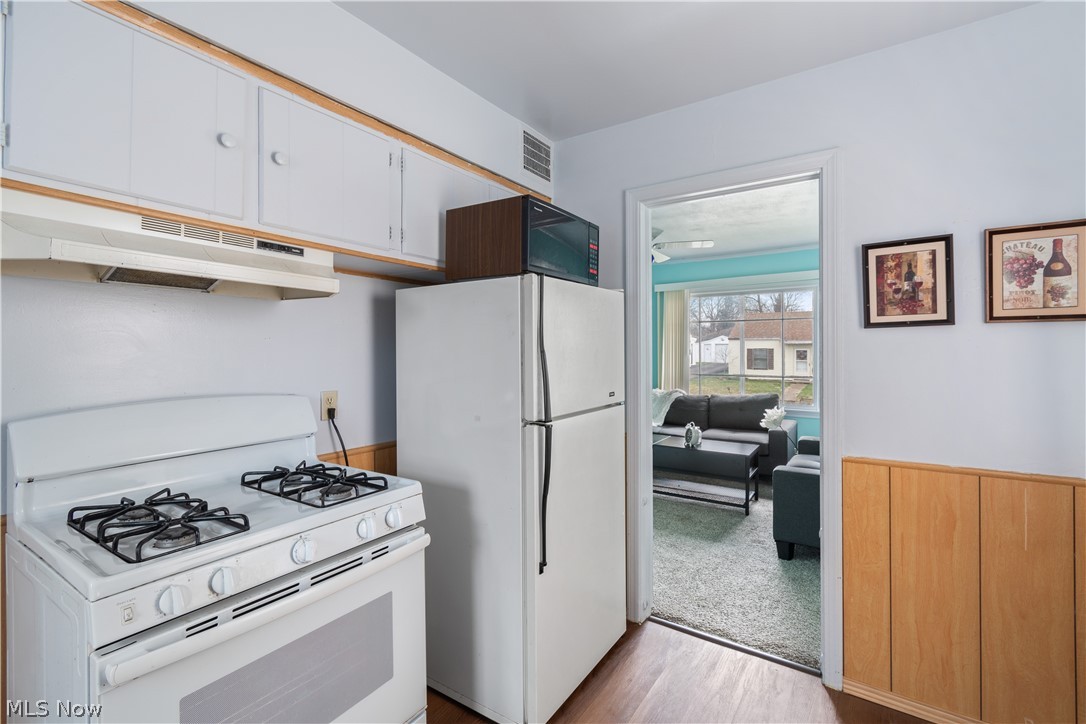 843 Reed Avenue Akron, OH 44306 - Photo 9 of 25 Efficiency kitchen adjacent to family room