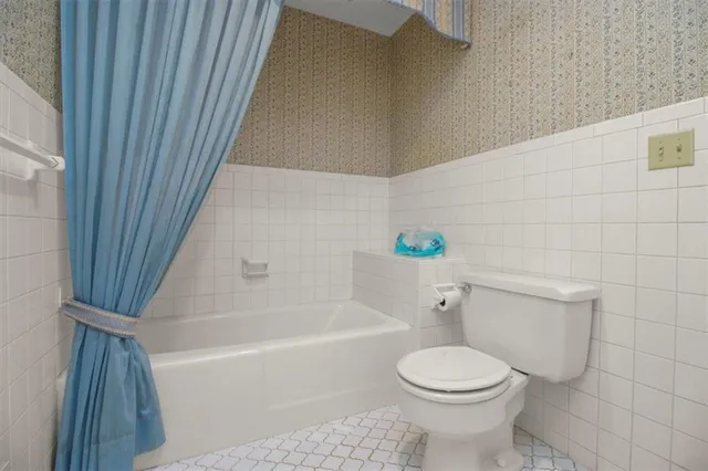 $374,900 | 420 Northeast Golfview Drive, Blue Springs, MO 64014