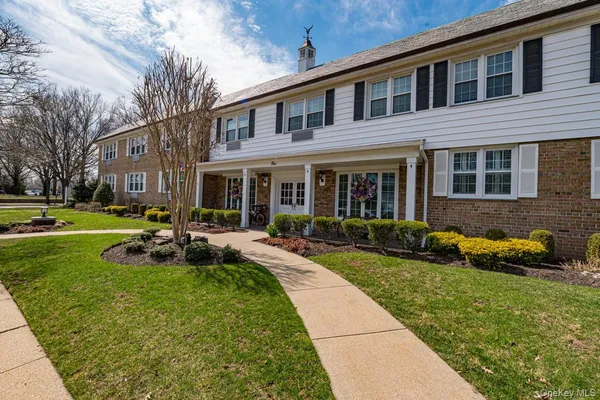 $678,000 | 1 Bengeyfield Drive, Unit 2B, Williston Park, NY 11596
