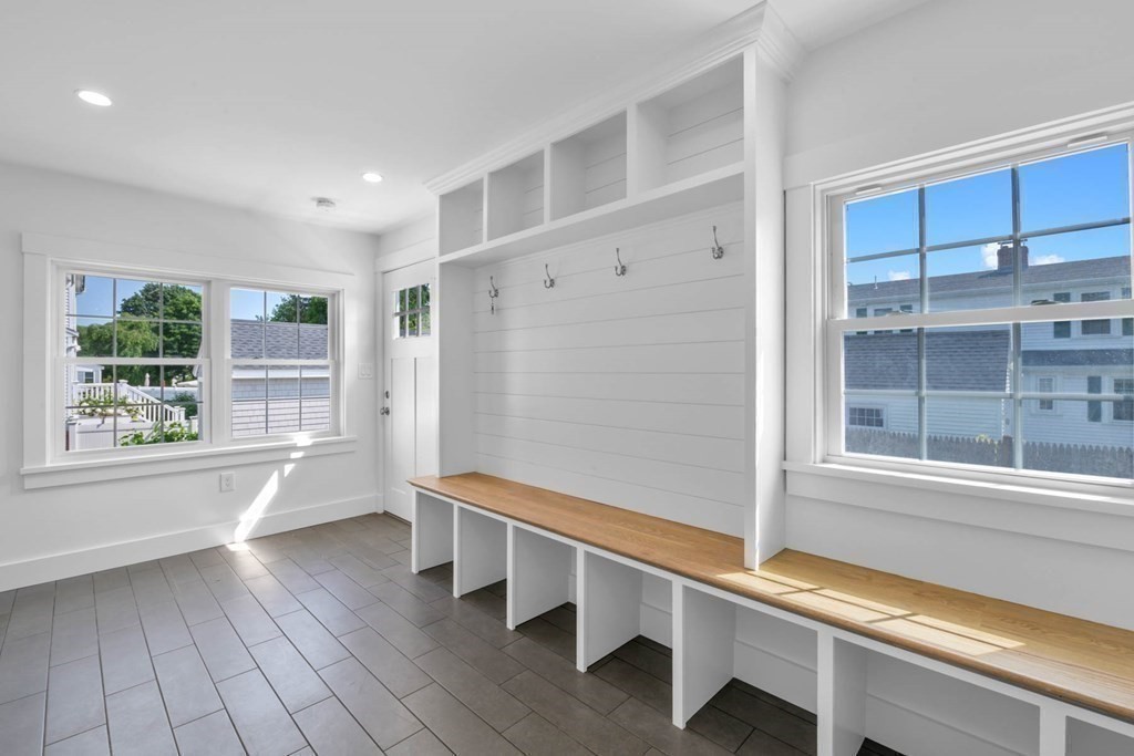 47 Glendale Road Marblehead, MA 01945 - Photo 12 of 33 a room with window and a table