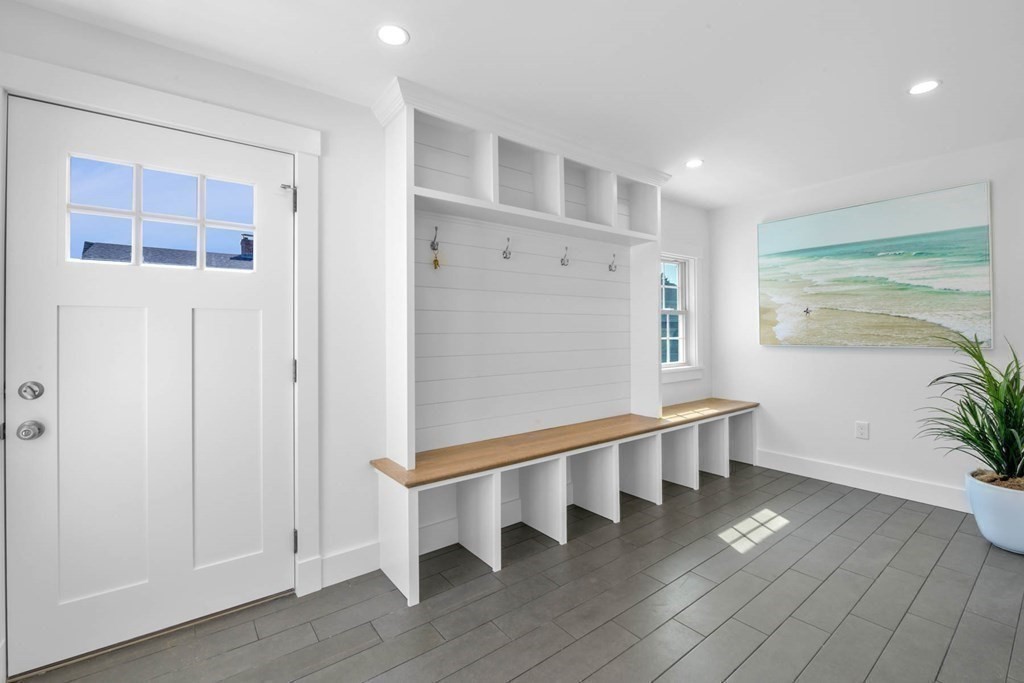47 Glendale Road Marblehead, MA 01945 - Photo 13 of 33 a hallway with wooden floor and furniture