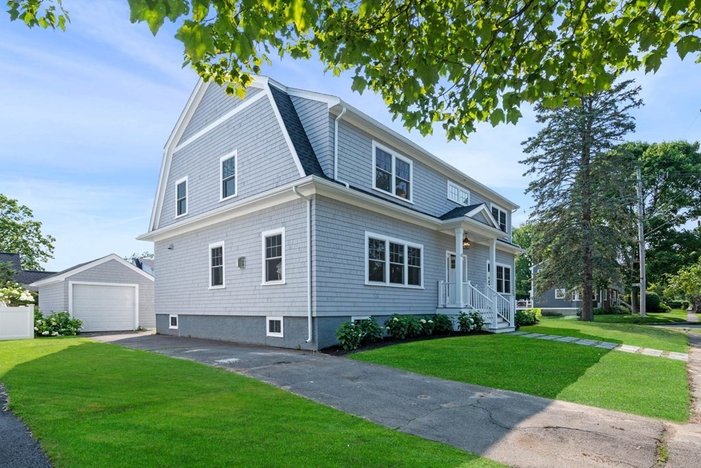 47 Glendale Road Marblehead, MA 01945 - Photo 3 of 33 a front view of a house with a yard