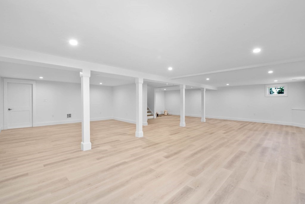 47 Glendale Road Marblehead, MA 01945 - Photo 32 of 33 a view of an empty room