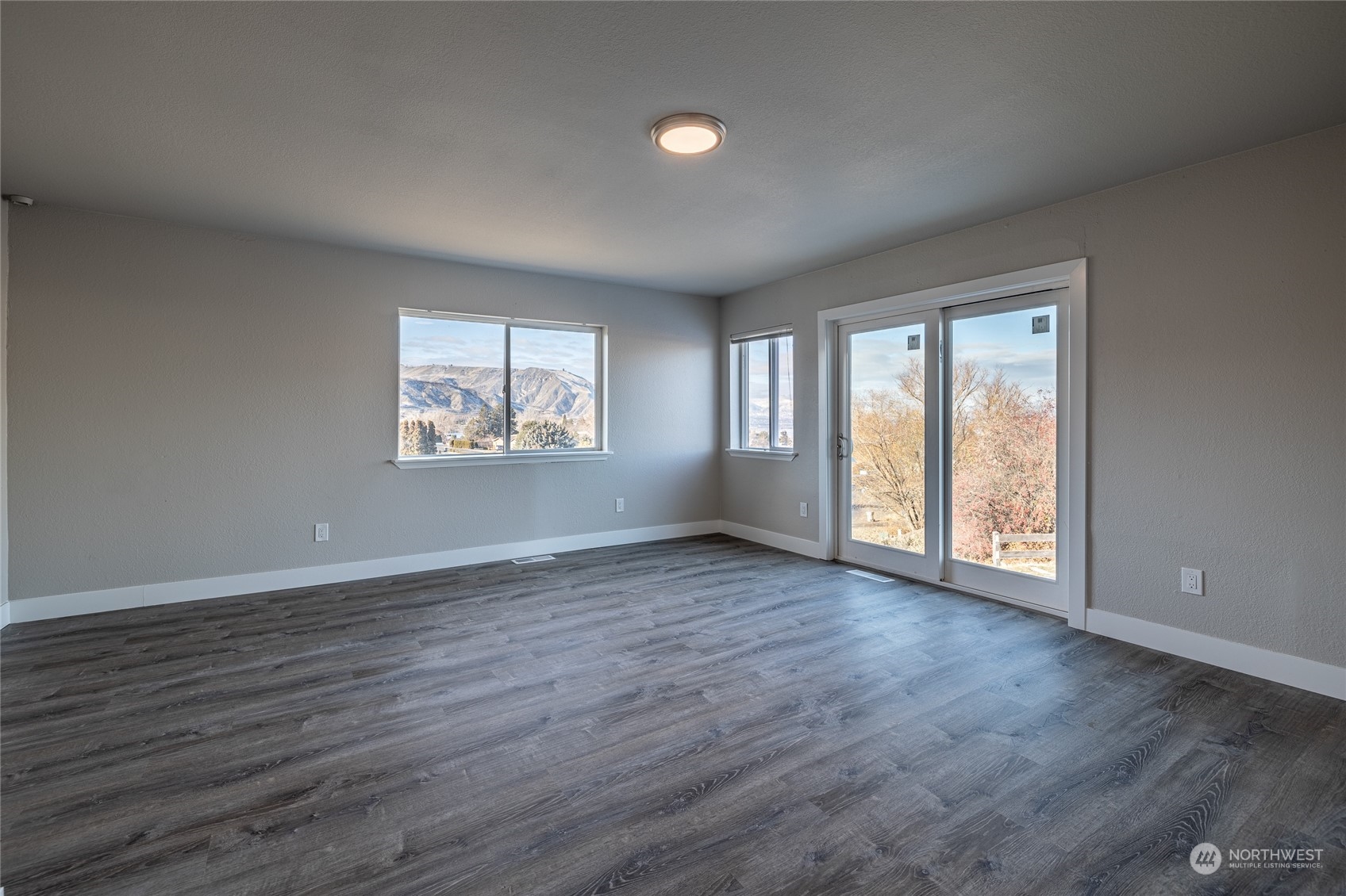 3125 Conarty Road Malaga, WA 98828 - Photo 20 of 37 an empty room with wooden floor and windows