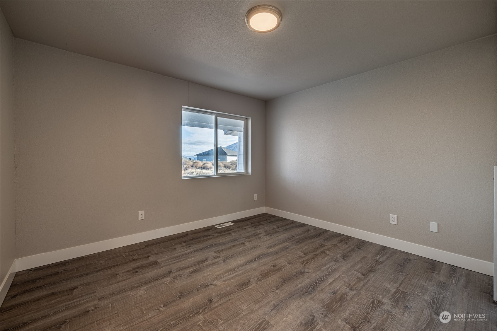 3125 Conarty Road Malaga, WA 98828 - Photo 28 of 37 an empty room with wooden floor and windows