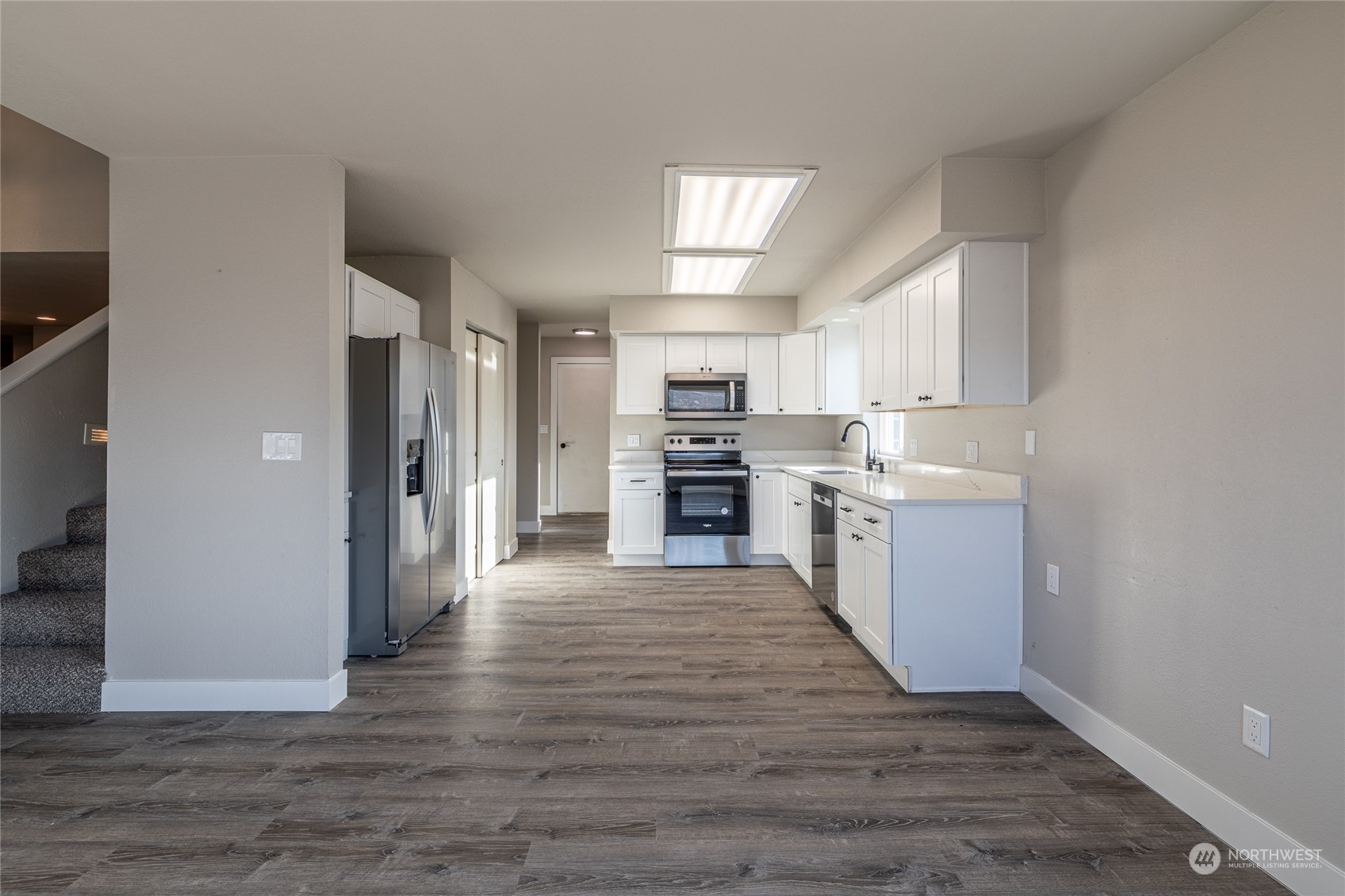 3125 Conarty Road Malaga, WA 98828 - Photo 6 of 37 a view of kitchen with wooden floor