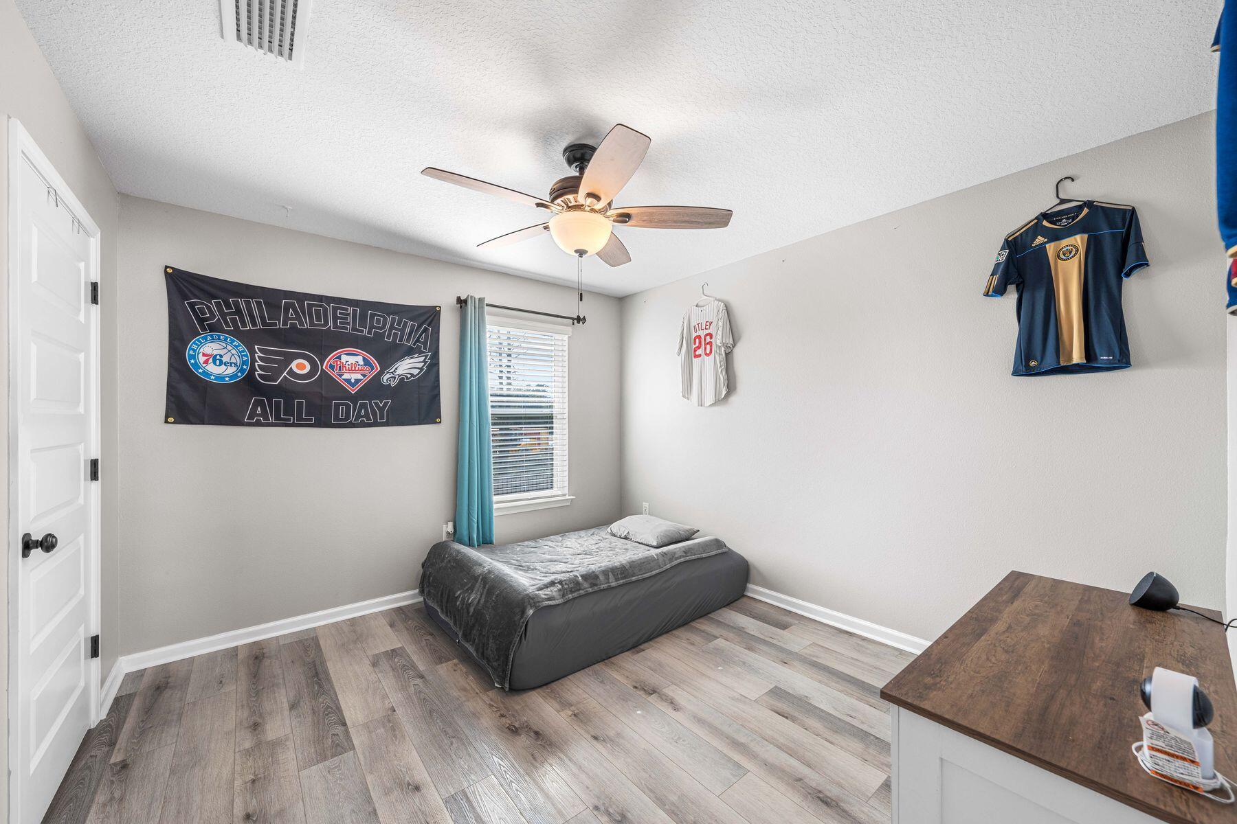 396 This Way Freeport, FL 32439 - Photo 18 of 30 a living room with furniture and a flat screen tv