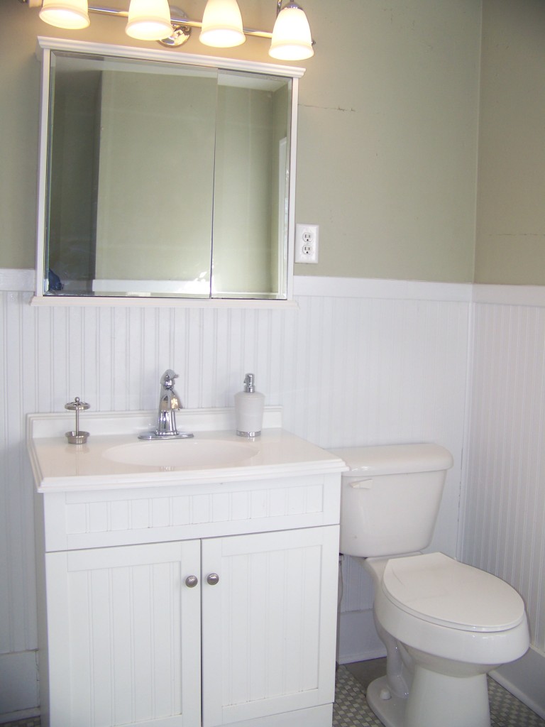 1712 Arlington Road Southwest Roanoke, VA 24015 - Photo 28 of 54 Upstairs full bath