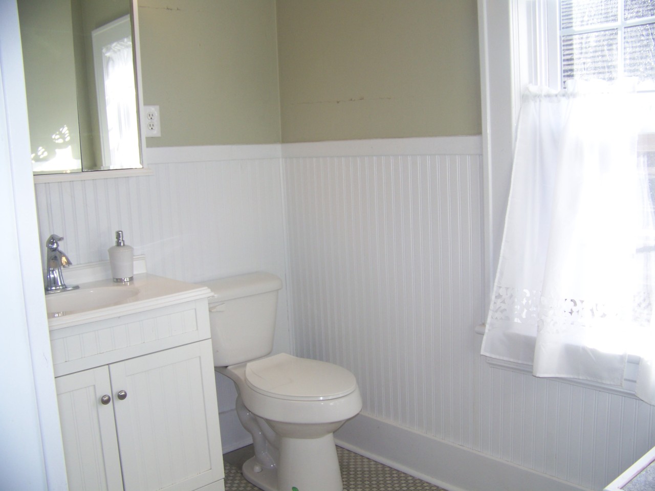 1712 Arlington Road Southwest Roanoke, VA 24015 - Photo 30 of 54 Upstairs full bath