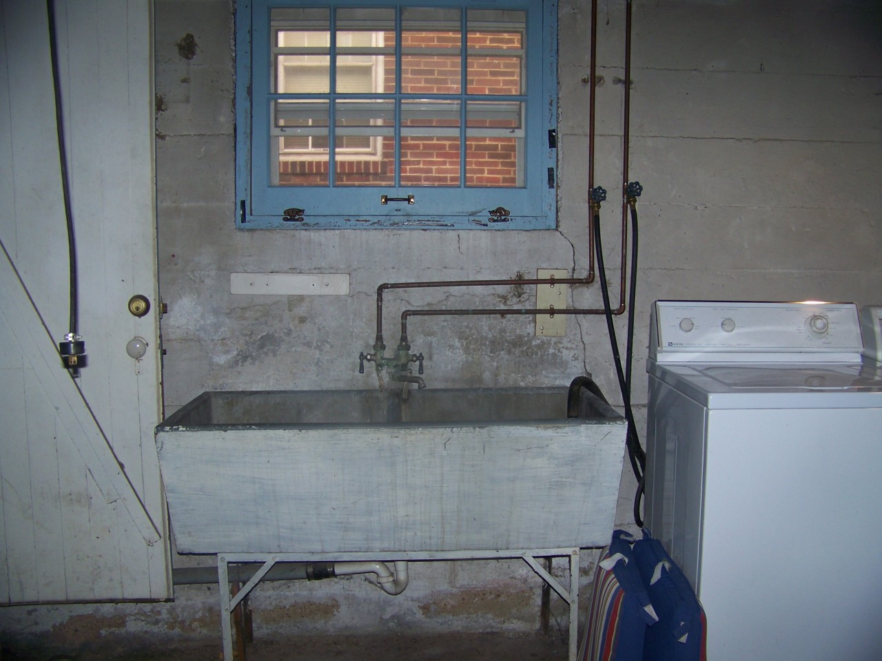 1712 Arlington Road Southwest Roanoke, VA 24015 - Photo 41 of 54 Wash sink in Basement