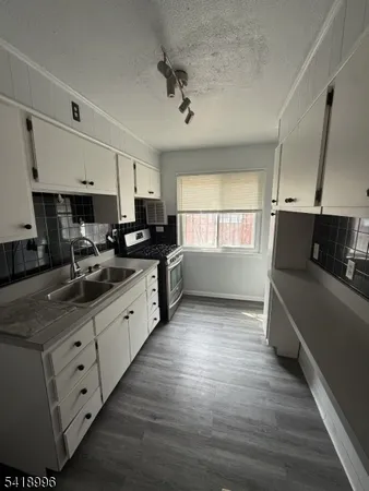 $1,900 | 142 Tuxedo Parkway, Unit 1, Newark, NJ 07106