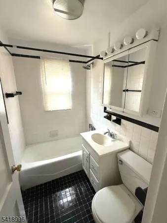 $1,900 | 142 Tuxedo Parkway, Unit 1, Newark, NJ 07106