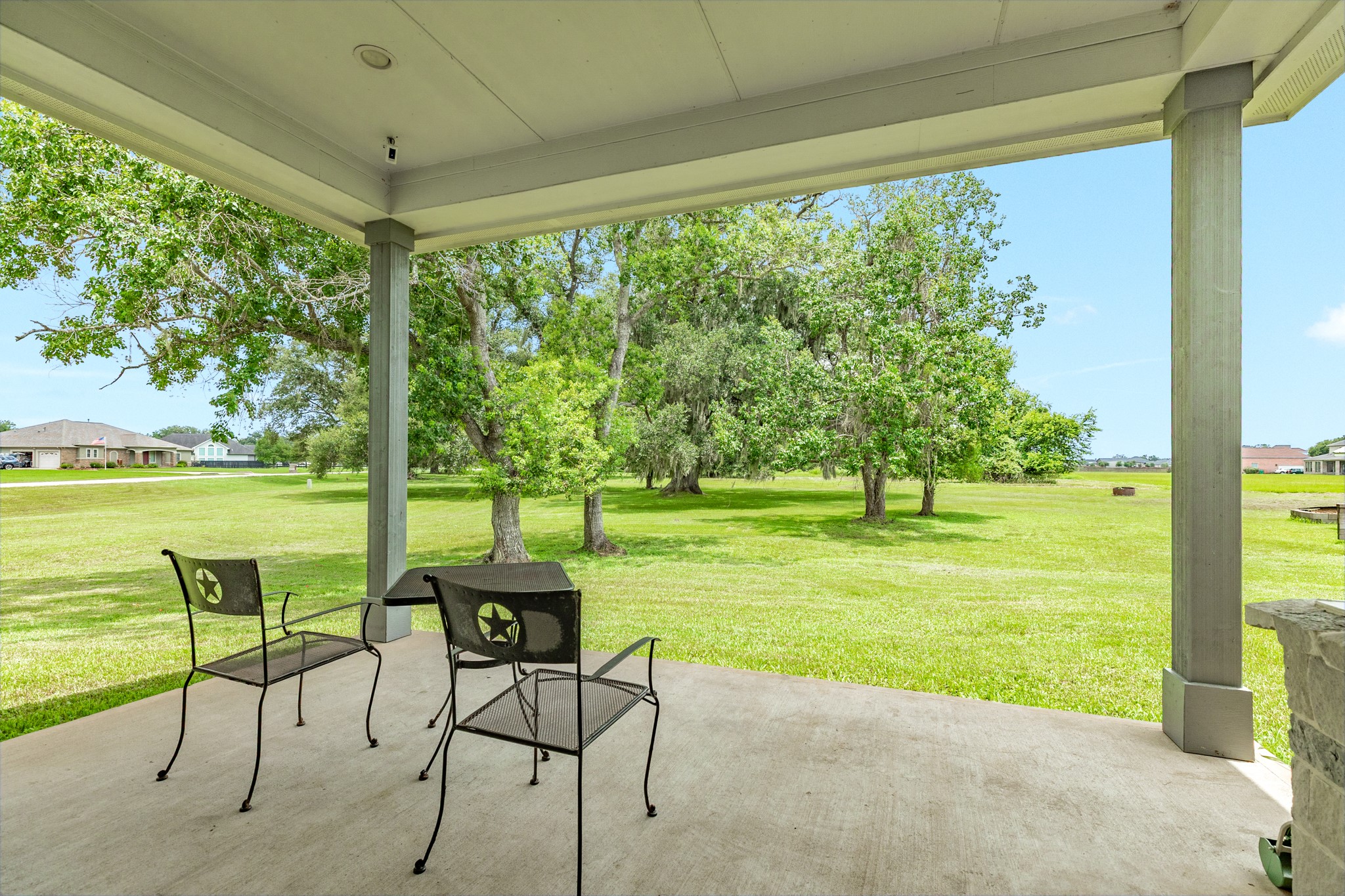 527 Lakeland Circle Rosharon, TX 77583 - Photo 40 of 42 a view of a chairs and table in patio next to a yard