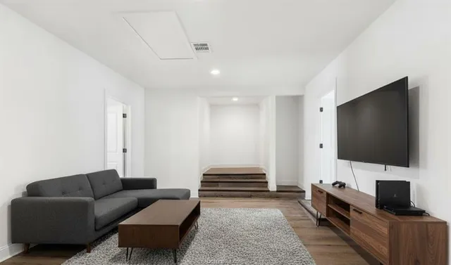 $3,200 | 6721 Raymond Stotzer Parkway, College Station, TX 77845