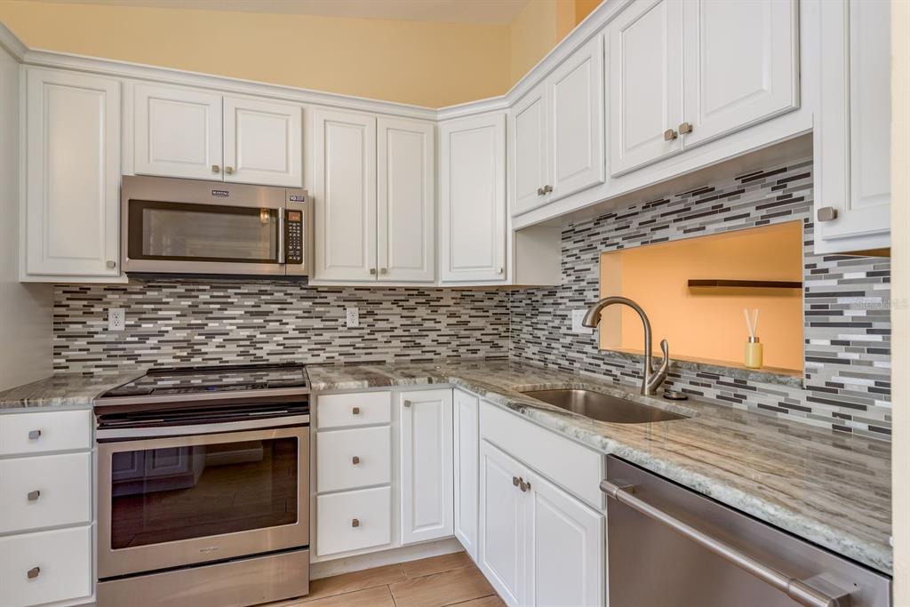 1300 Shady Pine Way, Unit B Tarpon Springs, FL 34688 - Photo 5 of 37